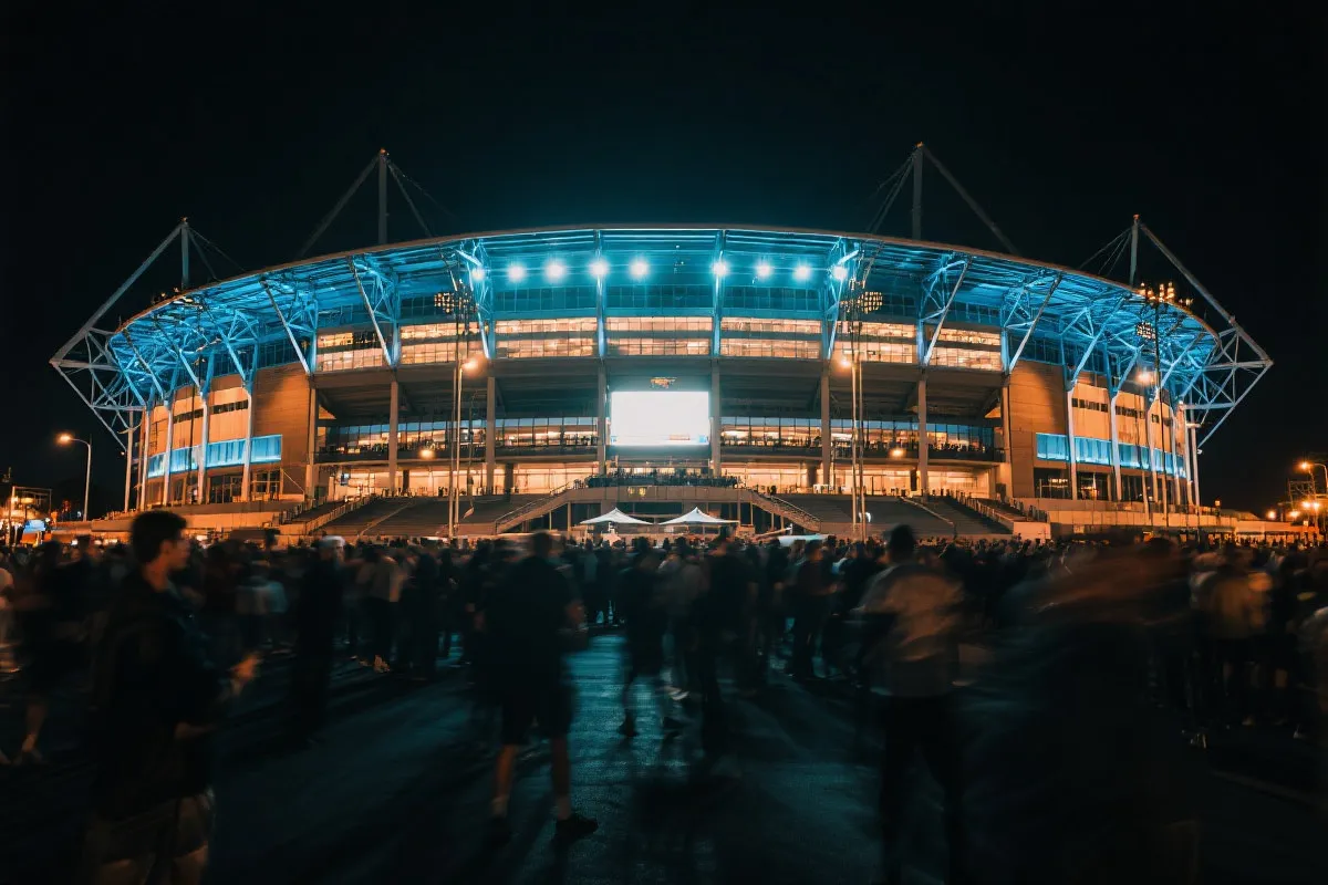 夜晚球场外的灯光与人群，世界杯观赛氛围